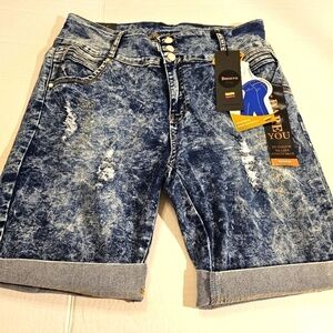 NWT Benava Butt Lifting Jean Shorts Acid Wash Stretchy Size 20
